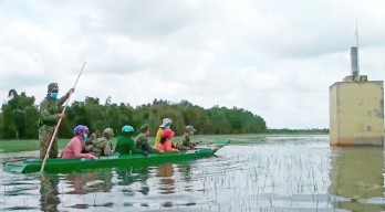 Phụ nữ tham gia bảo vệ đường biên, cột mốc