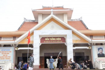 Offering incense to celebrate the 154th anniversary of national hero Nguyen Trung Truc's sacrifice