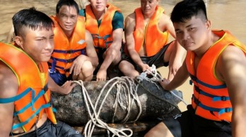 Trà Vinh thu gom quả bom nặng hơn 350kg còn nguyên ngòi nổ