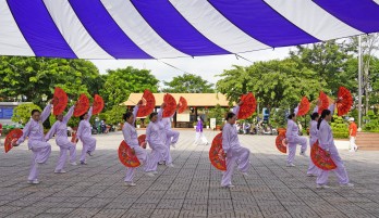 Người cao tuổi sống vui, khỏe với thể dục dưỡng sinh