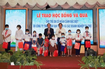 Trao học bổng và quà cho trẻ em có hoàn cảnh đặc biệt