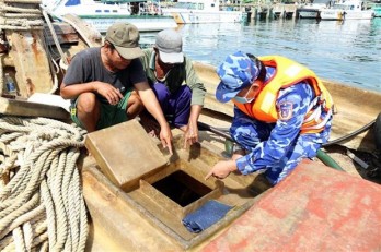 Tạm giữ tàu vận chuyển lượng lớn dầu DO trái phép trên biển Tây Nam