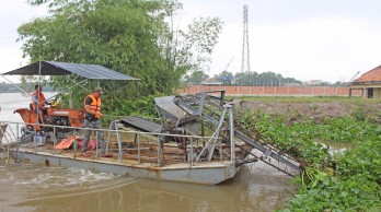 3 thanh niên sáng chế máy vớt lục bình