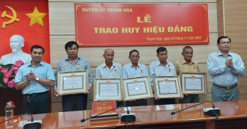 Thạnh Hoá trao Huy hiệu Đảng cho đảng viên cao niên