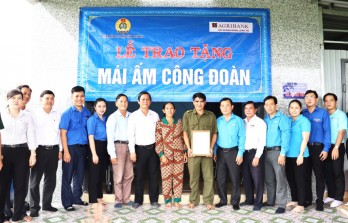 Liên đoàn Lao động tỉnh trao tặng Mái ấm công đoàn tại huyện Cần Giuộc