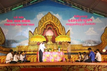 Khmer people in Tra Vinh celebrate Ok Om Bok Festival