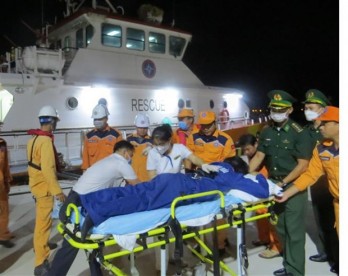 Khanh Hoa: Two injured Filipino sailors brought ashore for treatment