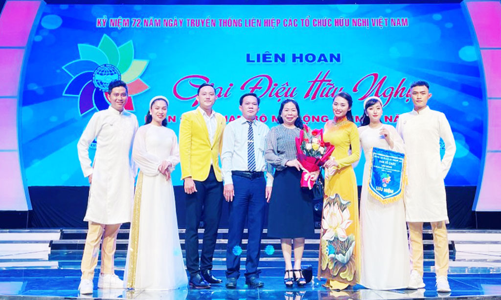 Deputy Director of the Department of Culture, Sports and Tourism, Member of the Executive Committee of the Provincial Vietnam-Cuba Friendship Association – Nguyen Thi Thuy (4th, right) took a photo with artists performing the winning fourth prize art performance