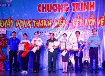 Sôi nổi chương trình văn nghệ 'Khát vọng Thanh niên - kết nối yêu thương'