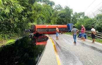 Xe bồn lật chắn ngang đèo Bảo Lộc, giao thông tê liệt nhiều giờ