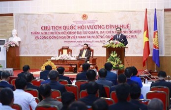 Top legislator meets Vietnamese people in Cambodia