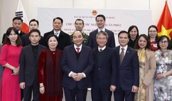 President Nguyen Xuan Phuc meets Vietnamese community in RoK