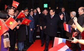 PM Chinh meets Vietnamese community in Netherlands