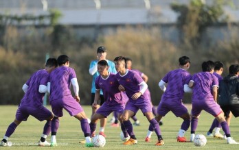 Vietnamese footballers receive encouragement before AFF Cup opening match