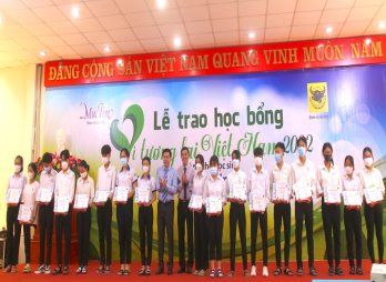 80 suất học bổng 'Vì tương lai Việt Nam' trao cho học sinh Long An và TP.HCM