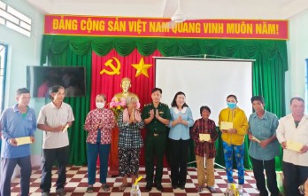 Đoàn đại biểu Quốc hội tỉnh Long An thăm, tặng quà Đồn Biên phòng Bến Phố và các hộ dân có hoàn cảnh khó khăn khu vực biên giới