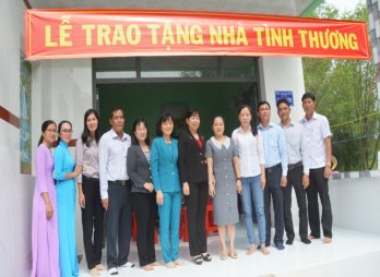 Giám đốc Sở Lao động - Thương binh và Xã hội Long An tặng 2 căn nhà tình thương tại huyện Cần Giuộc