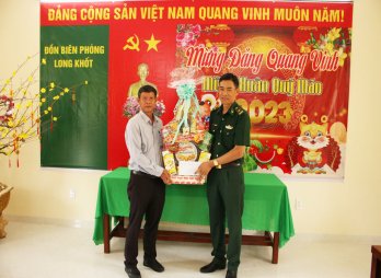 Lãnh đạo huyện Vĩnh Hưng thăm, chúc tết lực lượng làm nhiệm vụ trên tuyến biên giới