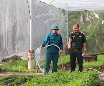 Tăng gia sản xuất, cải thiện bữa ăn cho đơn vị