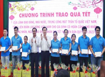 Phó Thủ tướng Chính phủ - Lê Minh Khái tặng quà tết cho gia đình chính sách, công nhân, người nghèo tại Long An