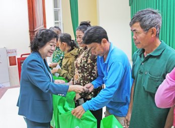 Nguyên Phó Chủ tịch nước - Trương Mỹ Hoa tặng quà nạn nhân chất độc da cam, người nghèo