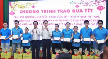 Deputy Prime Minister - Le Minh Khai gives Tet gifts to policy families, workers and the poor in Long An