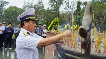 Đoàn công tác Bộ Tư lệnh Vùng 2 Hải quân viếng Nghĩa trang Hàng Dương