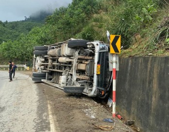 Xe tải mất lái lao vào ta luy, 3 người chết tại chỗ