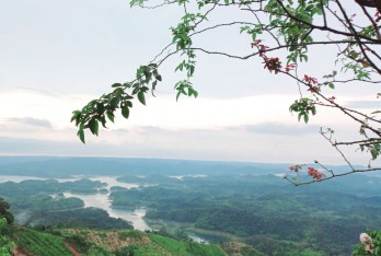 Thăm hồ trên núi, đảo trên non