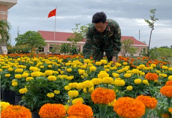 Hoa tết khoe sắc ở vùng biên