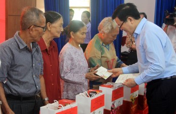 Phó Trưởng ban Thường trực Ban Tổ chức Trung ương – Mai Văn Chính trao quà cho gia đình chính sách, công nhân, lao động