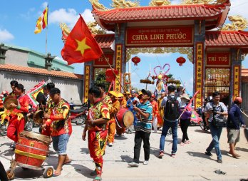 Long An: Không để xảy ra các hành vi phản cảm, các tệ nạn mê tín dị đoan trong mùa lễ hội