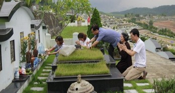 Vietnamese preserve tomb-sweeping tradition