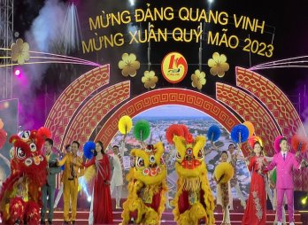 Rộn rã đêm văn nghệ đón giao thừa 'Mừng Đảng quang vinh - Mừng Xuân Quý Mão 2023’