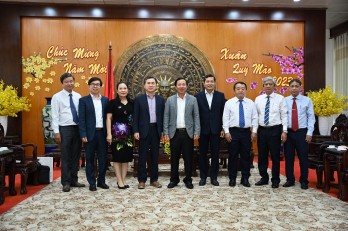 Chairman of Long An Provincial People's Committee – Nguyen Van Ut receives and greets Advisor of Wonkwang University Hospital's Director - Park Cheon Gweon