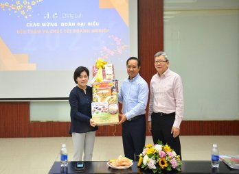 Secretary of Long An Provincial Party Committee - Nguyen Van Duoc visits and gives New Year greeting to businesses in Ben Luc district