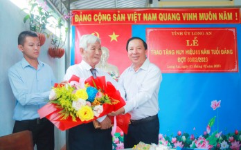 Phó Bí thư Tỉnh ủy, Chủ tịch UBND tỉnh - Nguyễn Văn Út trao Huy hiệu Đảng tại TP.Tân An