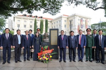 PM offers flowers at Ho Chi Minh Statue in Singapore