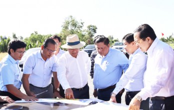 Secretary of Provincial Party Committee, Chairman of Provincial People's Council - Nguyen Van Duoc surveys key traffic projects in Can Giuoc district