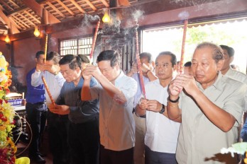 Standing member of Secretariat of Party Central Committee - Vo Van Thuong and Head of Central Propaganda Department - Nguyen Trong Nghia plant souvenir tree at the Truong Van Bang Memorial Park