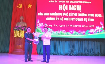 Bàn giao nhiệm vụ Phó Bí thư Thường trực Đảng ủy Quân sự, Chính ủy Bộ Chỉ huy Quân sự tỉnh