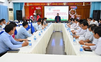 Phó Chủ tịch UBND tỉnh - Phạm Tấn Hòa thăm, chúc mừng các cơ sở y tế nhân Ngày Thầy thuốc Việt Nam