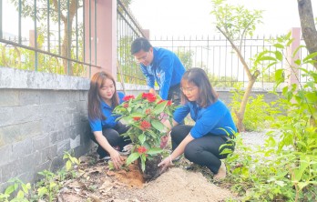 Đoàn Thanh niên trồng cây xanh tại Khu tưởng niệm 42 liệt sĩ Tiểu đoàn Đồng Nai