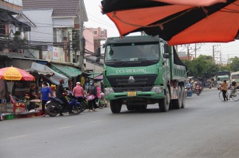 Tiềm ẩn nguy cơ mất an toàn giao thông tại chợ tự phát