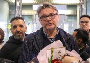 Troussier arrives in Hanoi, ready to sign contract