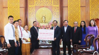 Delegation of Solidarity Front for Development of Cambodian Motherland  Committee of Prey Veng province greets Long An leaders