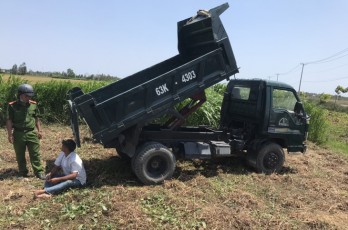 Lái xe ben chở đất bỏ chạy, tông vào công an đang làm nhiệm vụ