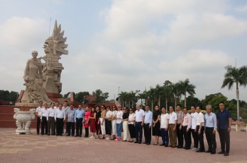 Đoàn cán bộ y tế Bệnh viện Trung ương Thái Nguyên tham quan các di tích lịch sử trên địa bàn tỉnh Long An