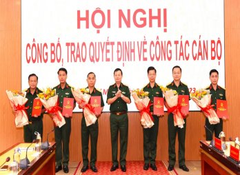 Quân khu 7 công bố quyết định công tác cán bộ