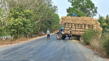 Xe tự chế chở rơm, lúa gây mất an toàn giao thông